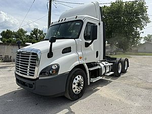 2018 Freightliner CA113DC - Daycab