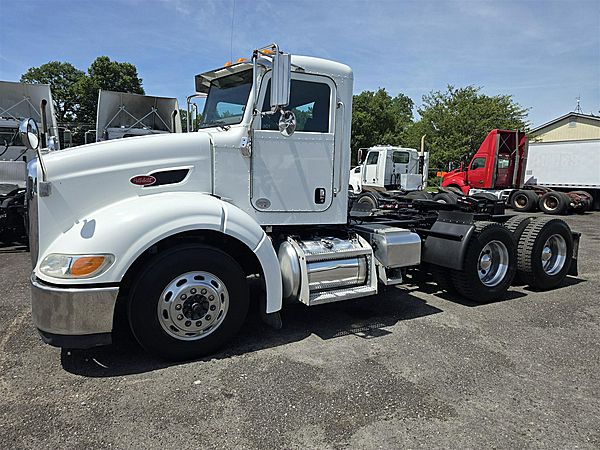 2010 Peterbilt 384 - Daycab