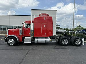 2000 Peterbilt 379 - Sleeper Truck