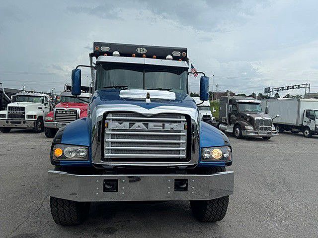 2024 Mack GR64F