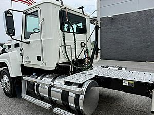 2016 Mack Pinnacle CHU613 - Day Cab