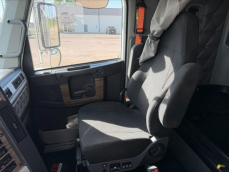 2017 Freightliner 122SD