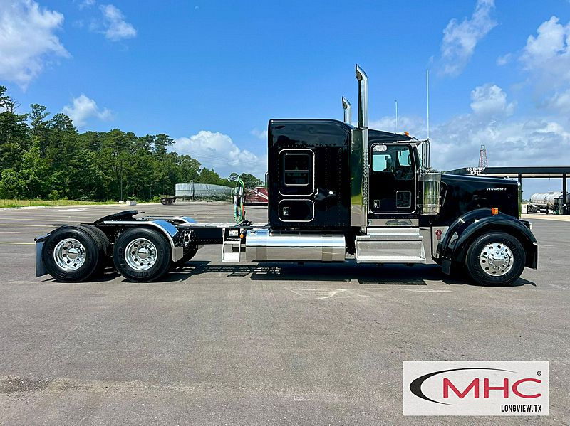 2027 Kenworth W900L
