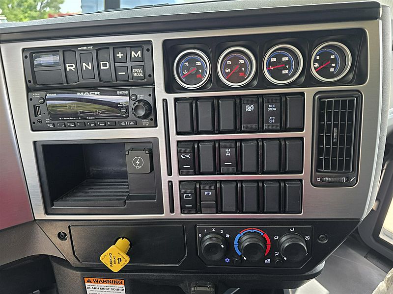2025 Mack GR64