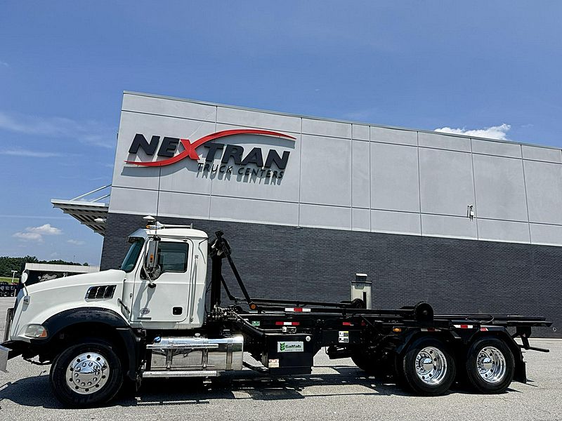2022 Mack GR64B