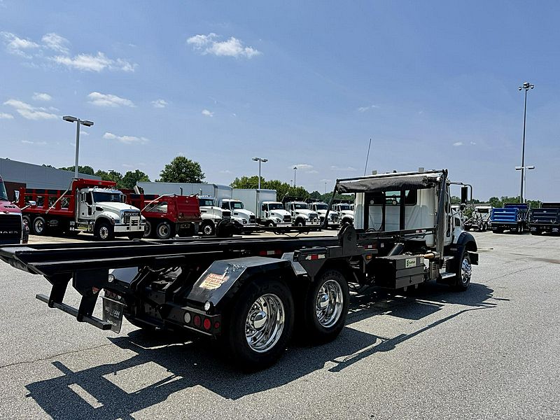 2022 Mack GR64B