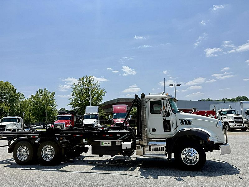 2022 Mack GR64B