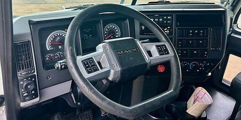 2020 Mack AN64T