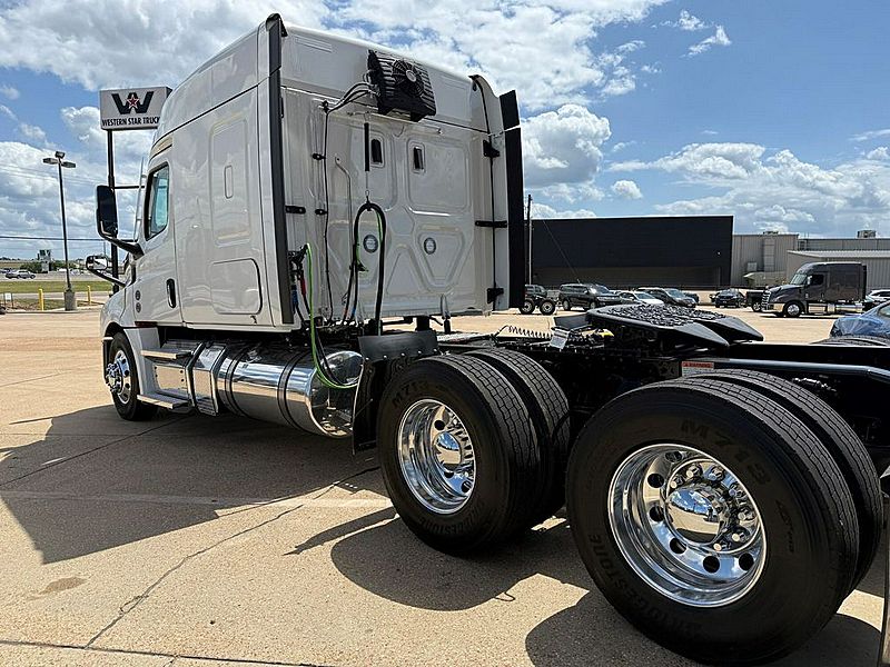 2027 Freightliner PT126SLP