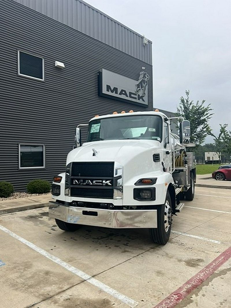 2027 Mack MD642
