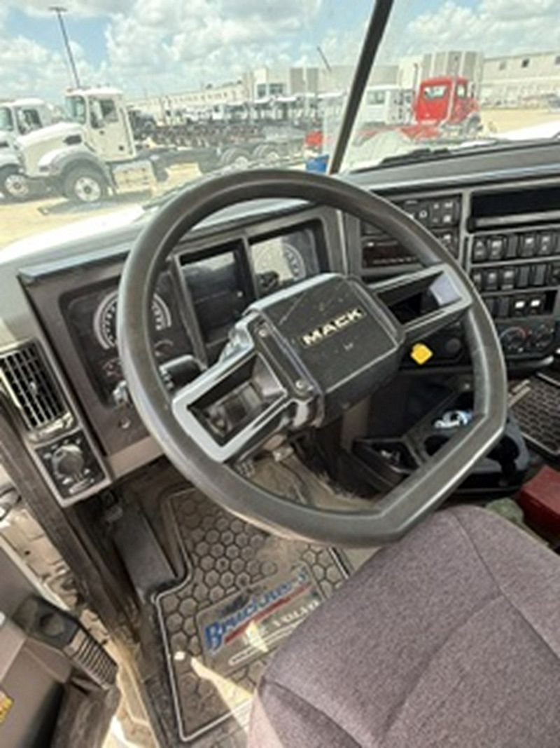 2019 Mack GR64F