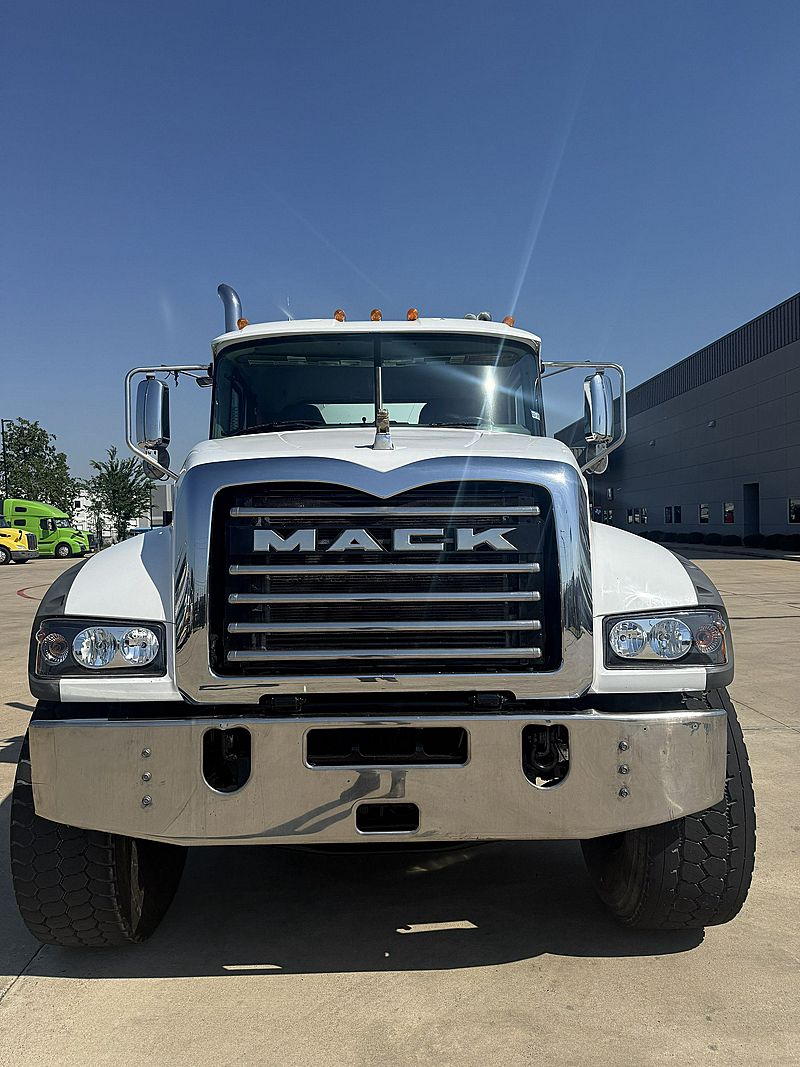 2021 Mack GR64F