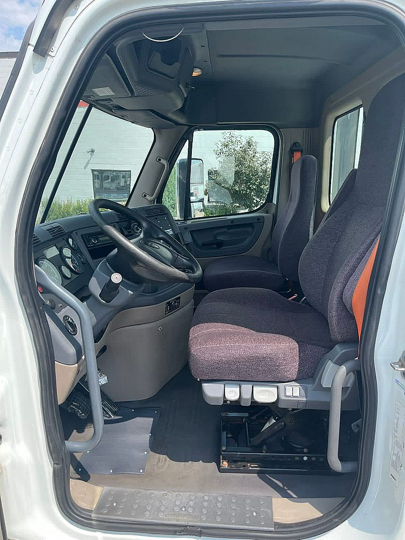 2017 Freightliner CASCADIA 113