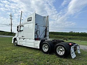 2013 Volvo VNL 670 - Sleeper Truck