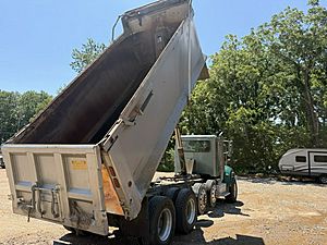2017 Peterbilt 348