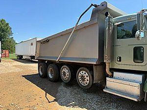 2017 Peterbilt 348