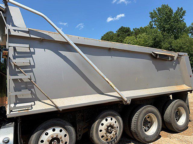 2017 Peterbilt 348