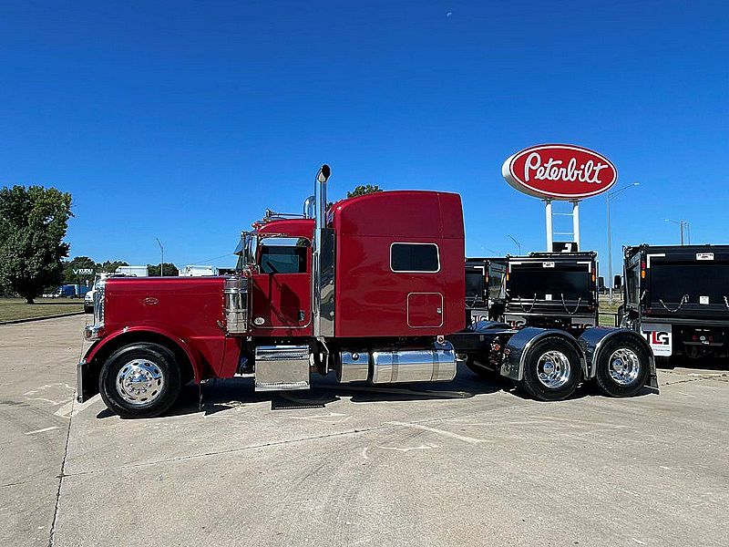 2022 Peterbilt 389