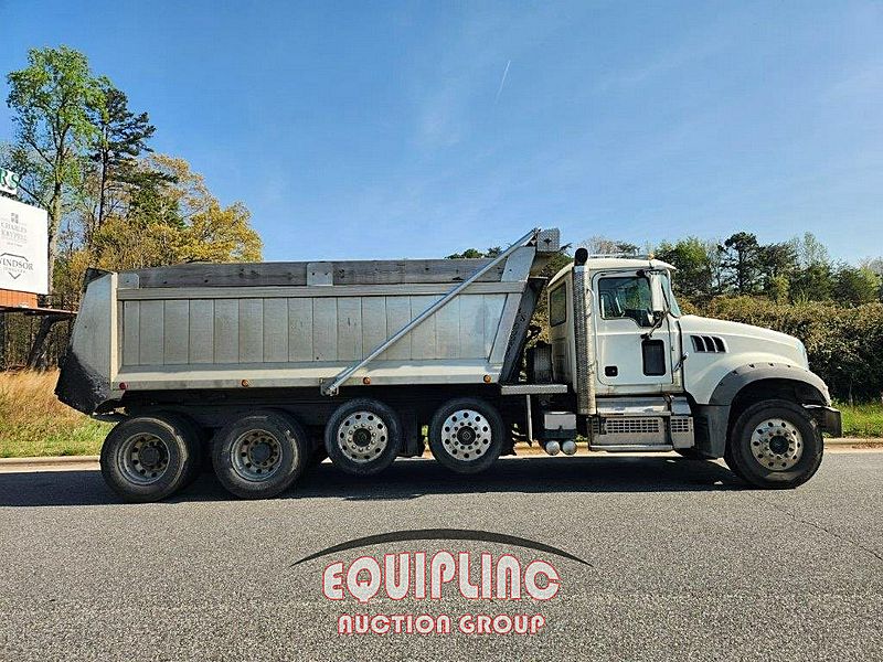 2020 Mack GR64F