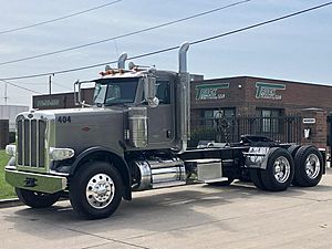 2013 Peterbilt 388 - Daycab