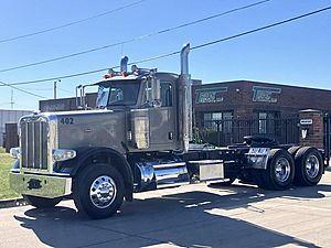 2013 Peterbilt 388 - Daycab