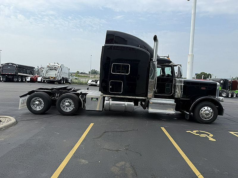 2022 Peterbilt 389