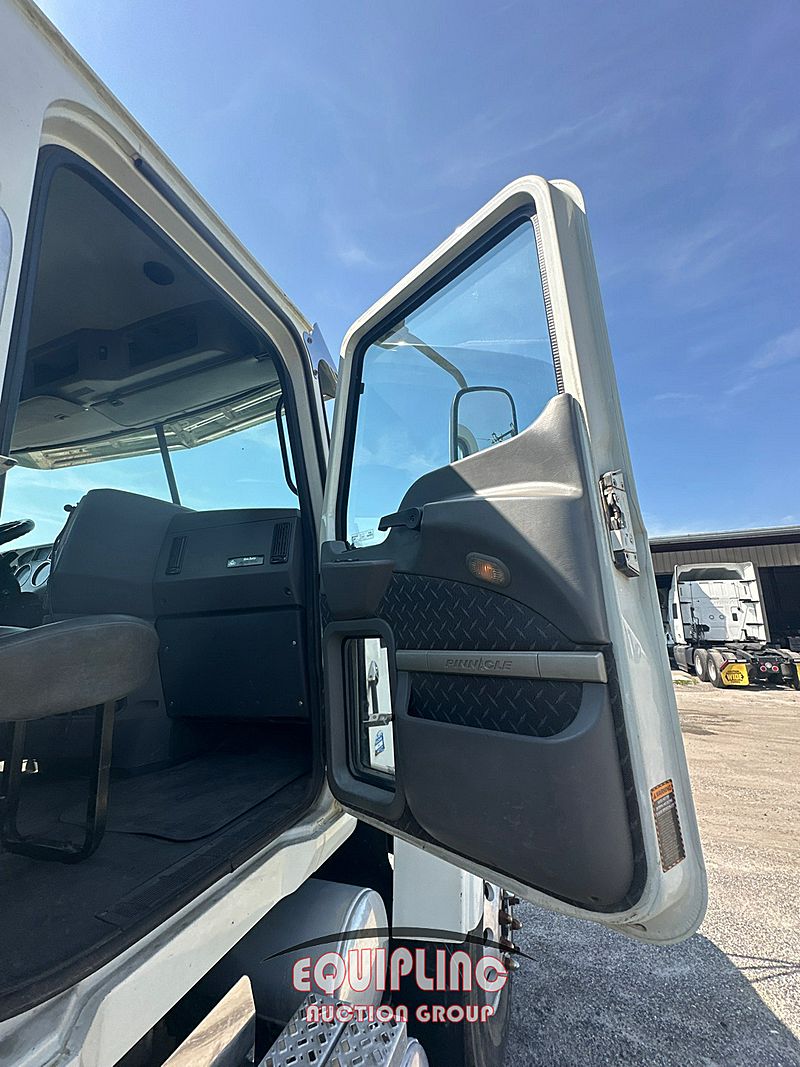 2014 Mack Pinnacle