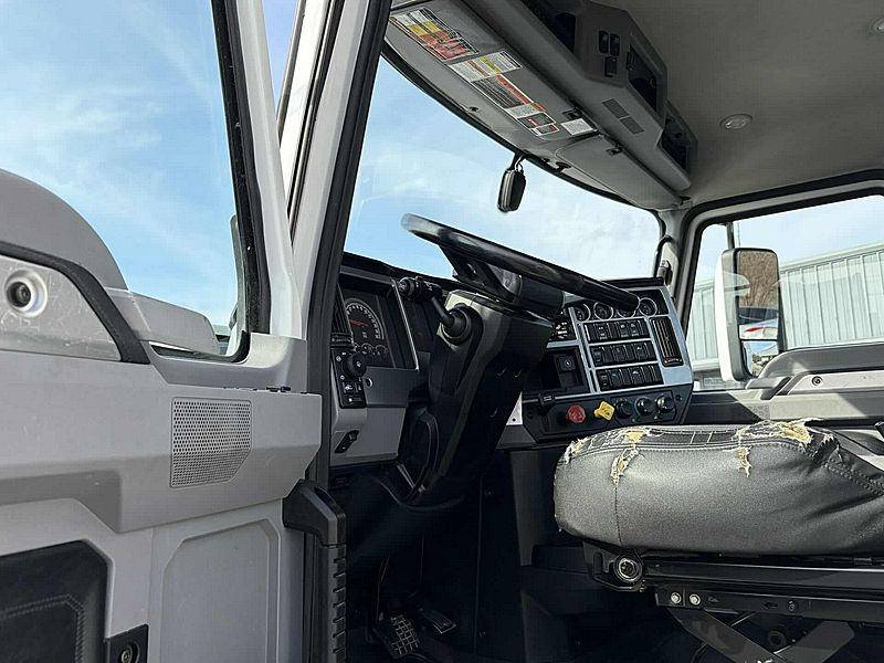 2023 Mack AN64T