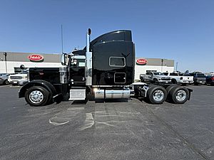 2022 Peterbilt 389 - Sleeper Truck