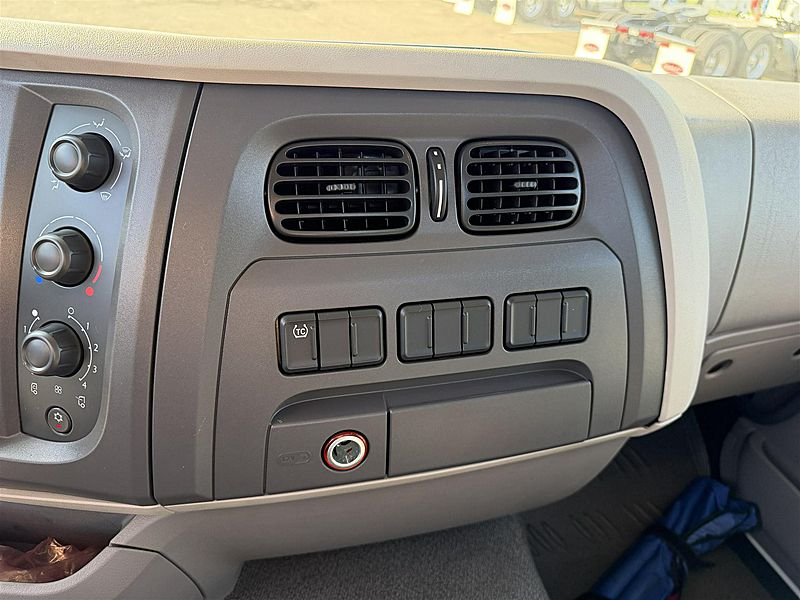 2025 Peterbilt 220EV