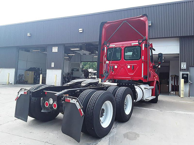 2020 Freightliner CASCADIA 113
