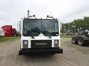 1993 Mack MR688P