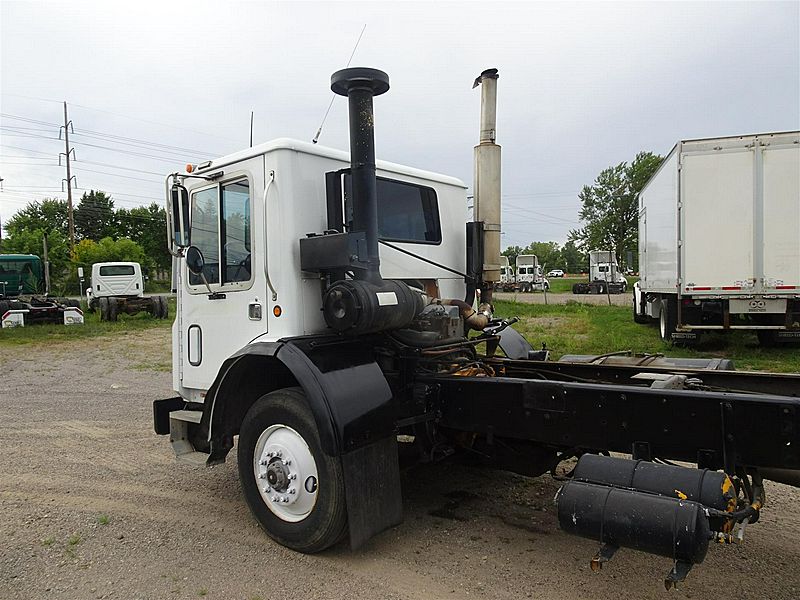 1993 Mack MR688P