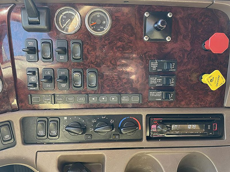 2015 Freightliner CORONADO 132