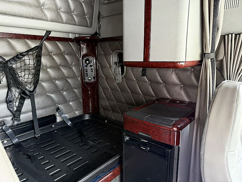 2020 Freightliner CORONADO 132