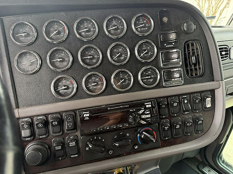 2020 Peterbilt 389