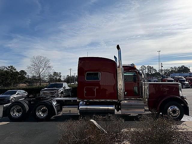 2023 Peterbilt 389