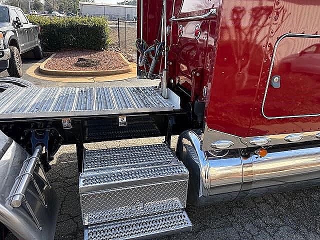 2023 Peterbilt 389