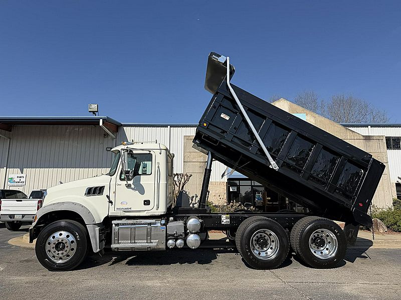 2015 Mack GU713