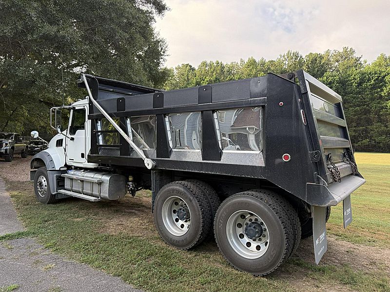 2024 Mack GR64F