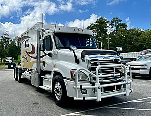 2013 Freightliner Cascadia 125 - Sleeper Truck