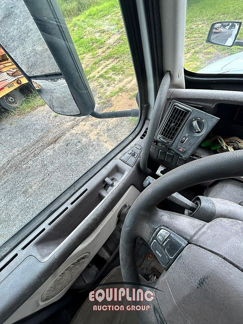 2011 Freightliner M2