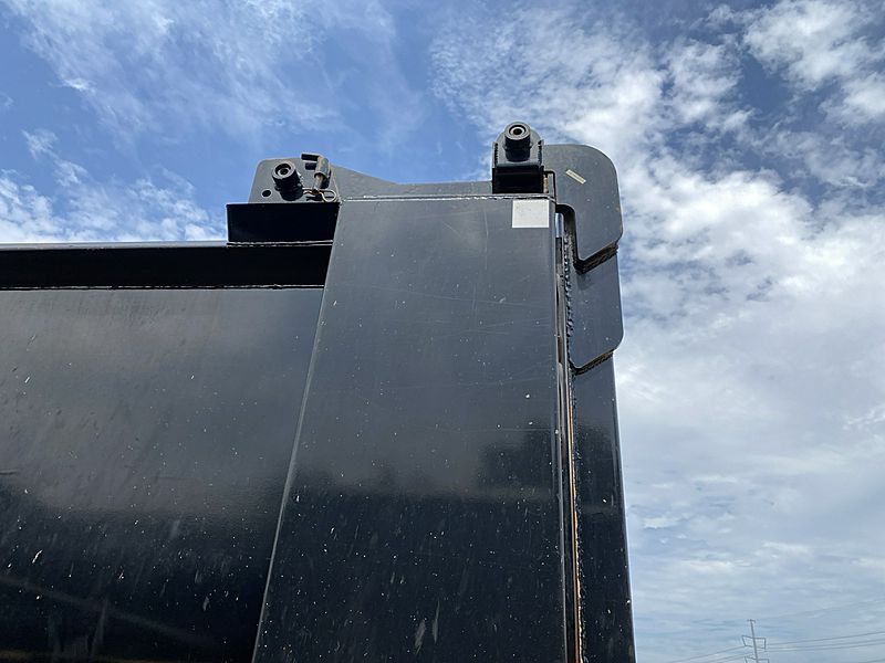 2023 Mack GR64F