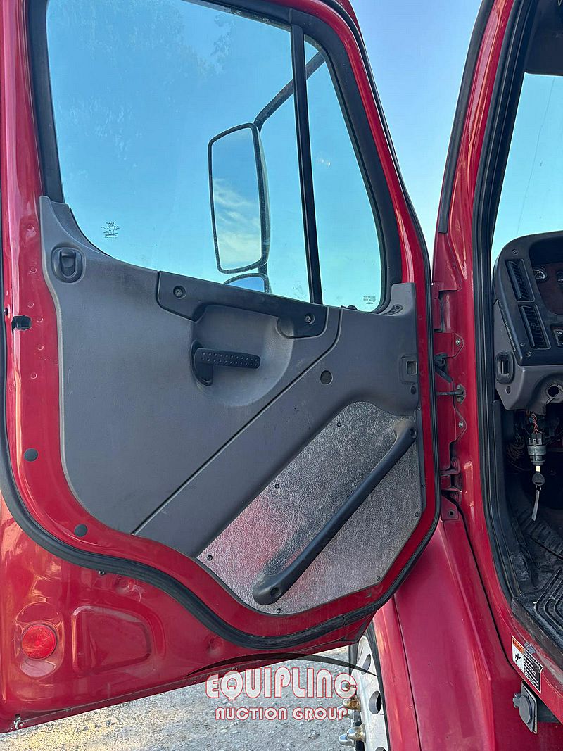 2011 Freightliner M2