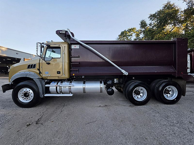 2017 Mack GU813